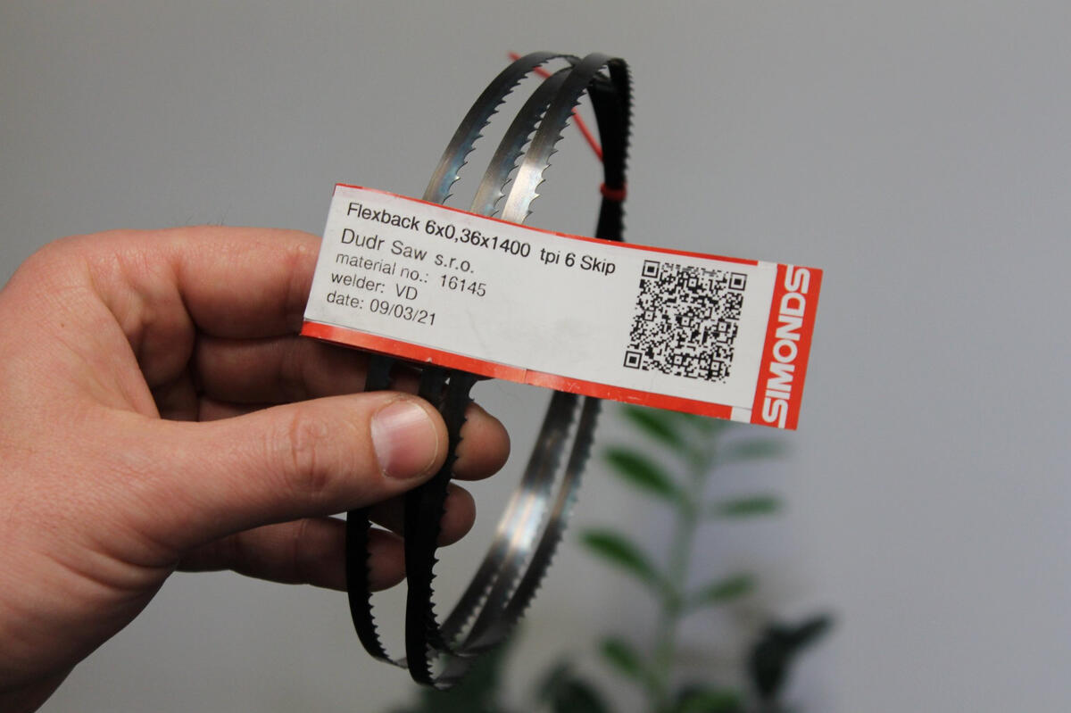 Juostinio pjūklo juosta su Simonds etikete: matmenys, medžiagos numeris, suvirintojo inicialai, data ir QR kodas